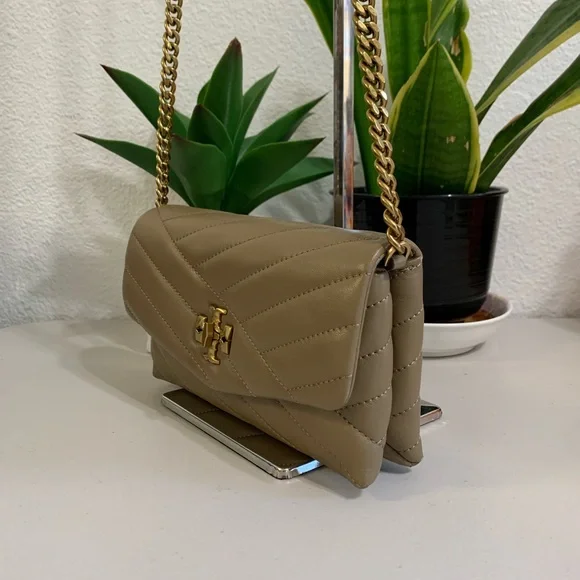 ππ TORY BURCH Kira Chevron Chain Wallet - Picture 4 of 13